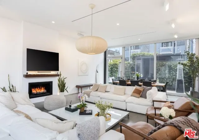 1st image of 17 N Venice Blvd, Venice, CA 90291 | MLS# 26646417