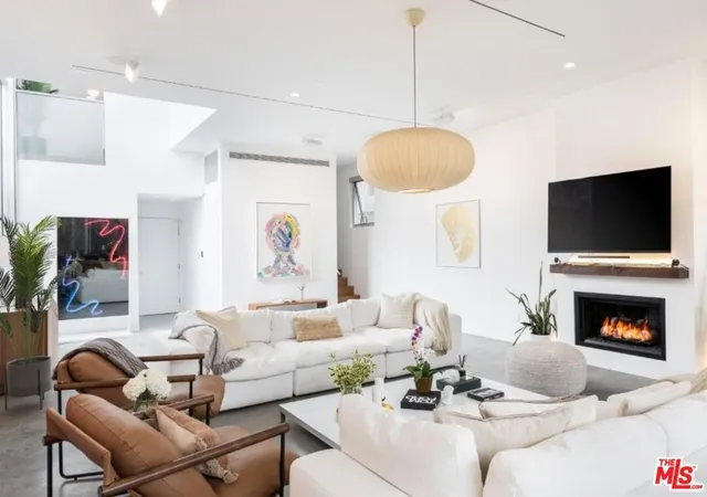 2nd image of 17 N Venice Blvd, Venice, CA 90291 | MLS# 26646417