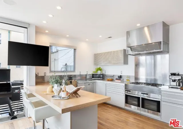 Photo 4 of Single family home for sale at 17 N Venice Blvd, Venice, CA 90291 | MLS# 26646417 | Listing updated on 2026-06-04