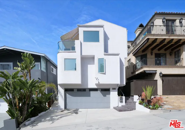 Homes for sale in Manhattan Beach, CA | 323 31St St, Manhattan Beach, CA 90266 | MLS# 26646605