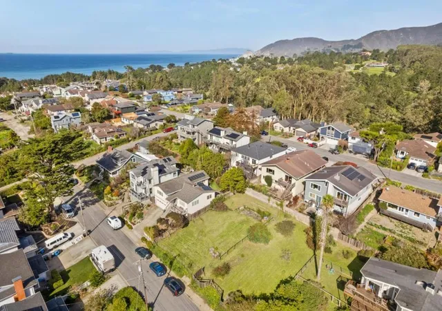 3rd image of 751 Sierra St, Moss Beach, CA 94038 | MLS# ML82033630
