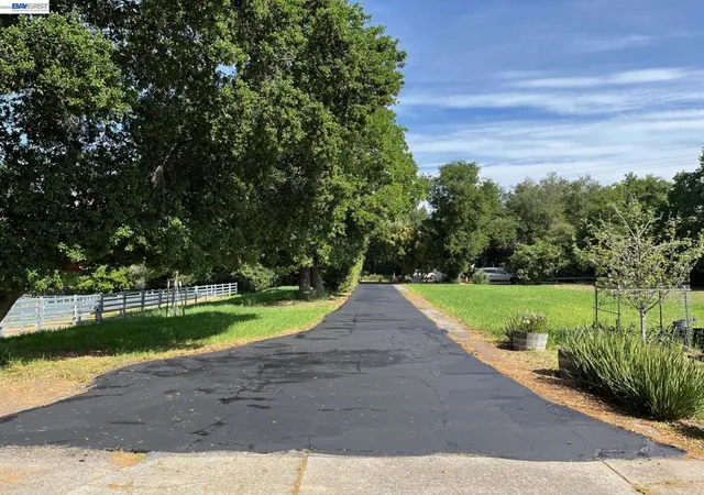 Photo 2 of Single family home for sale at 401 Pine Crk Rd, Walnut Creek, CA 94598 | MLS# 41122920 | Listing updated on 2026-05-29