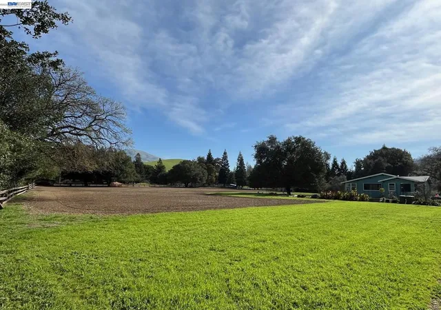 Photo 3 of Single family home for sale at 401 Pine Crk Rd, Walnut Creek, CA 94598 | MLS# 41122920 | Listing updated on 2026-05-29