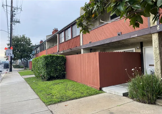 Homes for sale in Lawndale, CA | 15819 Prairie, Lawndale, CA 90260 | MLS# SR25274988
