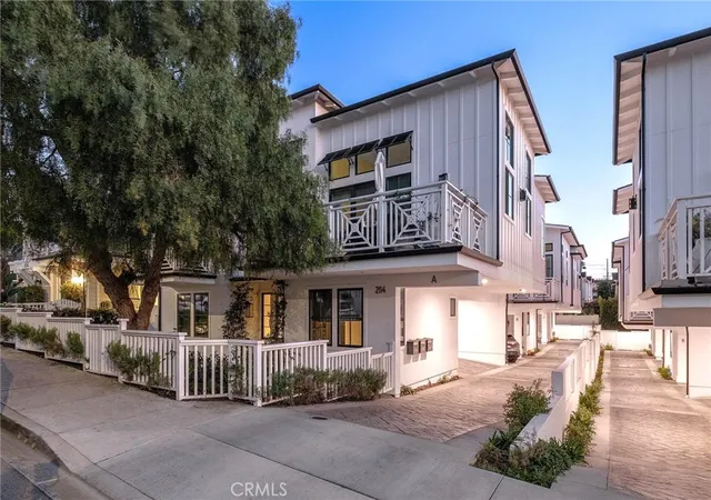 Photo 1 of Sale Pending at 2114 Carnegie Ln #C, Redondo Beach, CA 90278 | MLS# PV26025231 | Listing updated on 2026-05-12