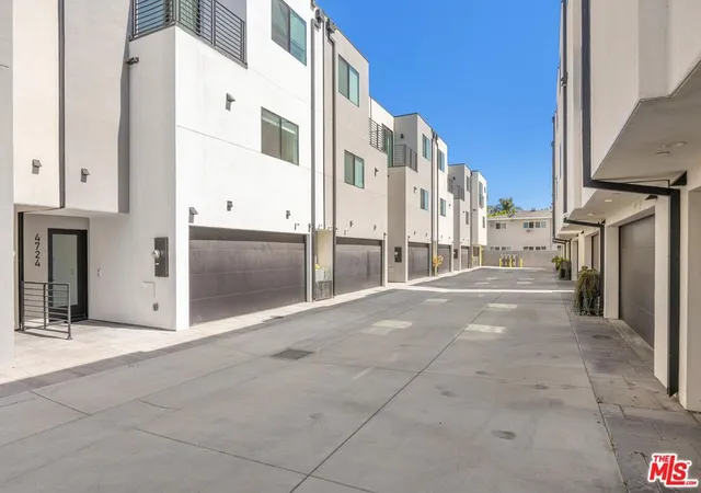 22nd image of 4724 N Village Court Ln, Valley Village, CA 91607 | MLS# 26647405