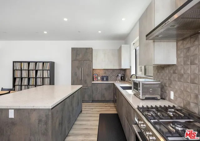 3rd image of 4724 N Village Court Ln, Valley Village, CA 91607 | MLS# 26647405