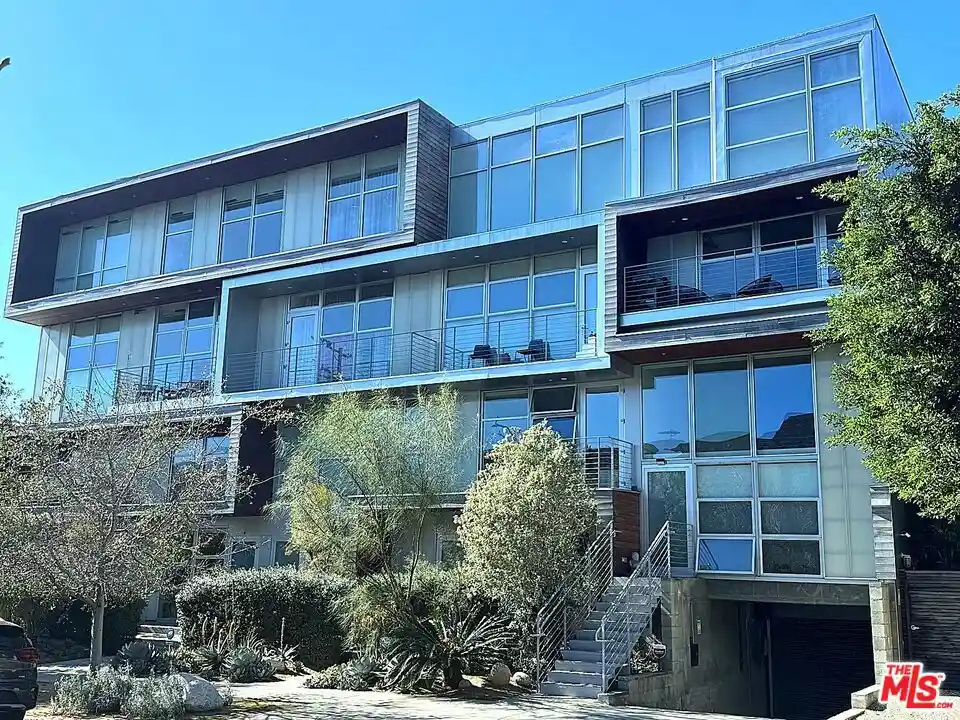 Listing Photo 1 - Condo for sale in 611 N Bronson Ave located at 611 N Bronson Ave, Los Angeles, CA 90004 - Unit #10