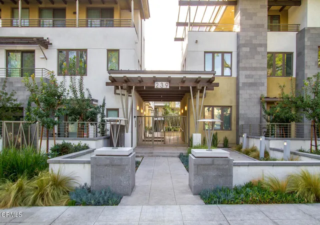 1st image of 239 S Marengo Ave #303, Pasadena, CA 91101 | MLS# P1-25751