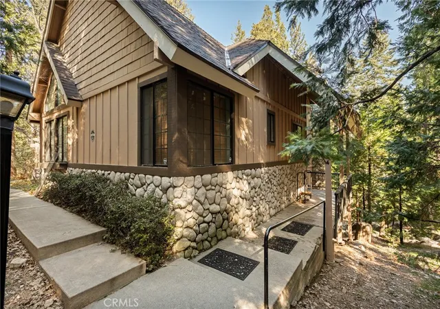 Photo 3 of Condo for sale at 27434 White Fir, Lake Arrowhead, CA 92352 | MLS# IG26028194 | Listing updated on 2026-09-01