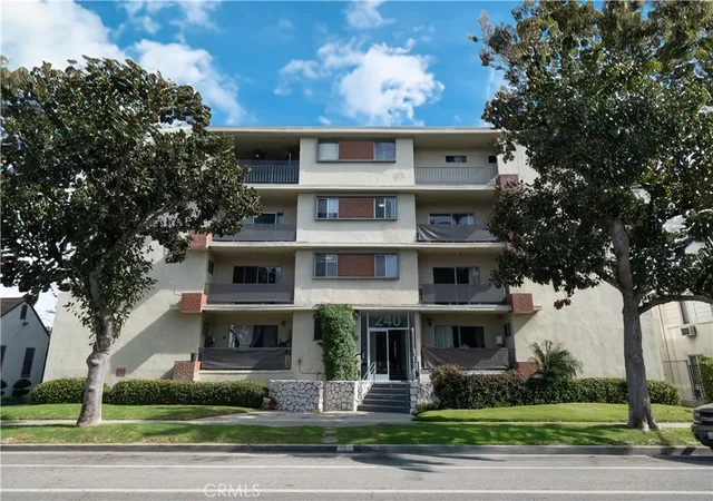 Photo 1 of Sale Pending at 240 S Doheny Dr, Beverly Hills, CA 90211 | MLS# SR26028368 | Listing updated on 2026-05-28