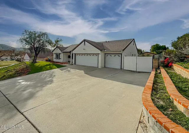 Photo 3 of Single family home for sale at 221 Hazelridge Ct, Simi Valley, CA 93065 | MLS# 226000623 | Listing updated on 2026-05-03