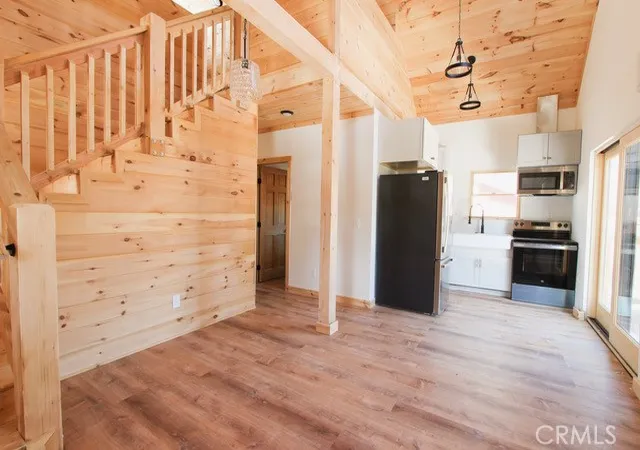 3rd image of 33149 Holcomb Creek Dr, Green Valley Lake, CA 92341 | MLS# IV26030683