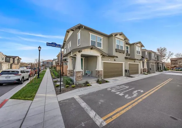 2nd image of 122 W Riverside Pl, Tracy, CA 95391 | MLS# ML82034670