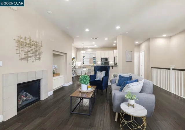 Photo 3 of Townhouse for sale at 1121 Haven St, Martinez, CA 94553 | MLS# 41123795 | Listing updated on 2026-09-13