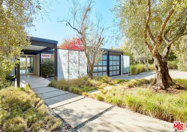 2nd image of 15960 Alcima Ave, Pacific Palisades, CA 90272 | MLS# 26651111