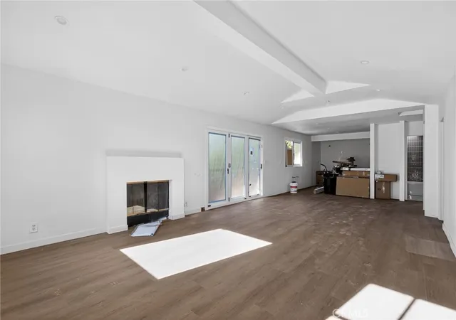 3rd image of 2010 Linden Ave, Venice, CA 90291 | MLS# IG26031424