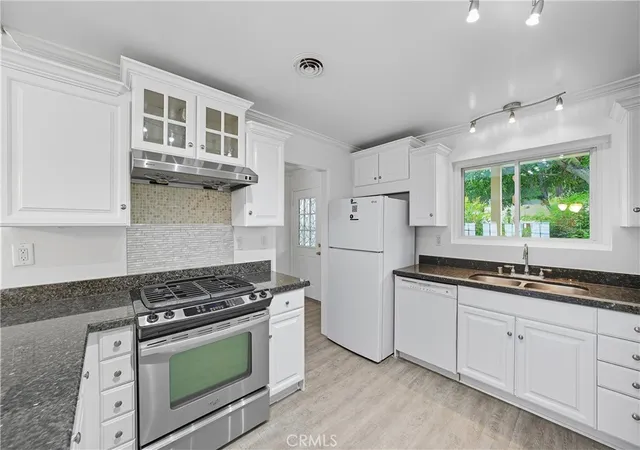Listing Photo 4 - Condo for sale in building located at 644 E Lee Pl, Azusa, CA 91702
