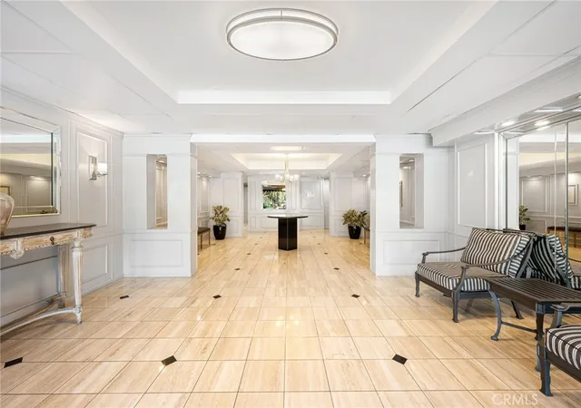 2nd image of 906 N Doheny Dr, West Hollywood, CA 90069