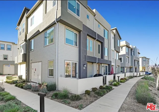 2nd image of 27566 Manzanita Wy, Valencia, CA 91381 | MLS# 26652567