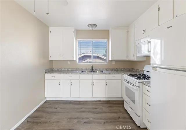 Listing Photo 2 - Condo for sale in building located at 1050 Gaviota, Long Beach, CA 90813 - Unit #