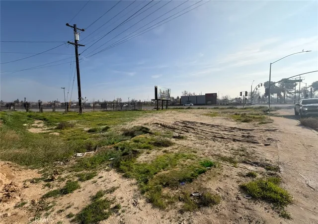 4th image of 1000 E California, Bakersfield, CA 93307 | MLS# DW26036277