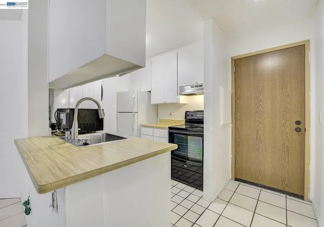 2nd image of 29300 29300 Dixon St #207, Hayward, CA 94544 | MLS# 41124610