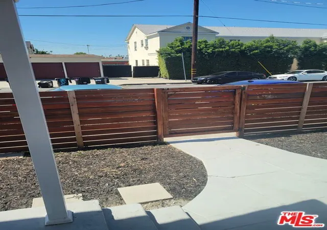 3rd image of 2017 W 39Th St, Los Angeles, CA 90008 | MLS# 26654571