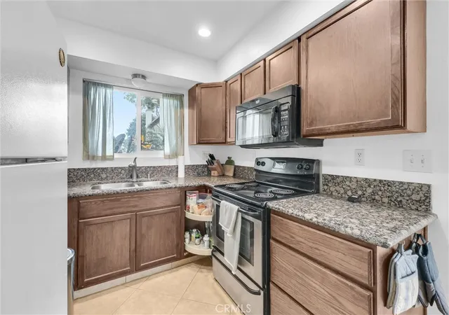 Listing Photo 5 - Condo for sale in building located at 855 N Lemon St, Orange, CA 92867 - Unit #6