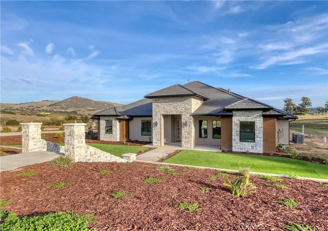 Photo 1 of Sale Pending at 155 Vista Montana Ln, Arroyo Grande, CA 93420 | MLS# SC26027914 | Listing updated on 2026-05-13