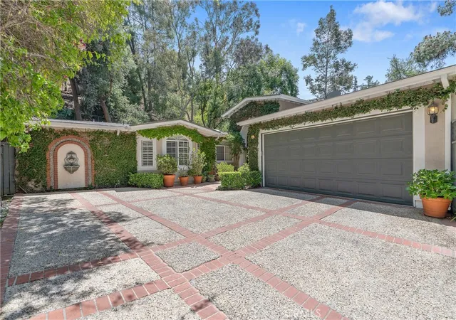 1st image of 3818 Hayvenhurst Ave, Encino, CA 91436 | MLS# SR26026295