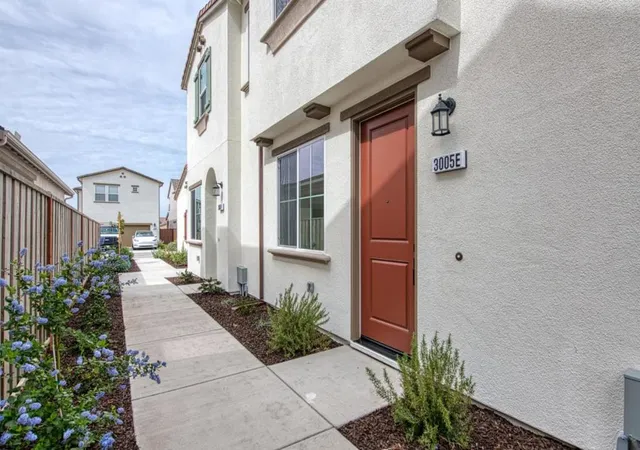 2nd image of 599 Santa Ynez Wy #F, Marina, CA 93933 | MLS# ML82035821