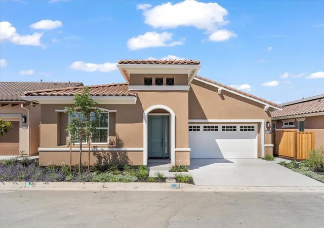 1st image of 2112 Red Oak Dr, Hollister, CA 95023 | MLS# ML82035895