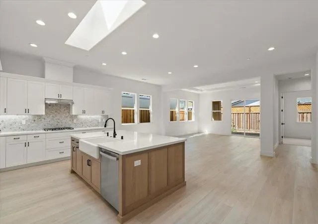 2nd image of 2112 Red Oak Dr, Hollister, CA 95023 | MLS# ML82035895