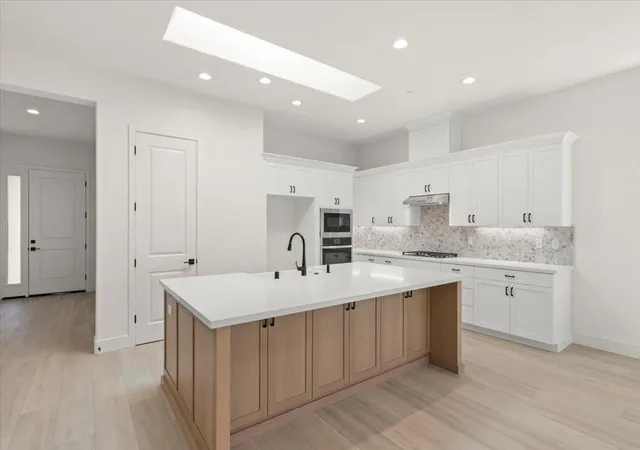 3rd image of 2112 Red Oak Dr, Hollister, CA 95023 | MLS# ML82035895