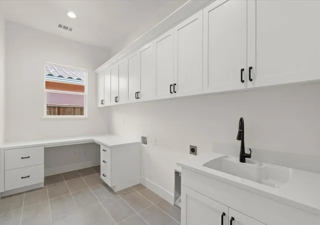 5th image of 2112 Red Oak Dr, Hollister, CA 95023 | MLS# ML82035895