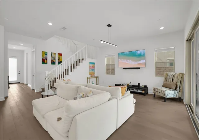 5th image of 21303 Rockview Ter, Chatsworth, CA 91311 | MLS# CV26039529