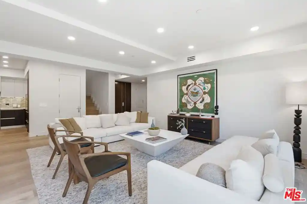 Listing Photo 2 - Condo for sale in 505 S Barrington Ave located at 505 S Barrington Ave, Los Angeles, CA 90049 - Unit #104