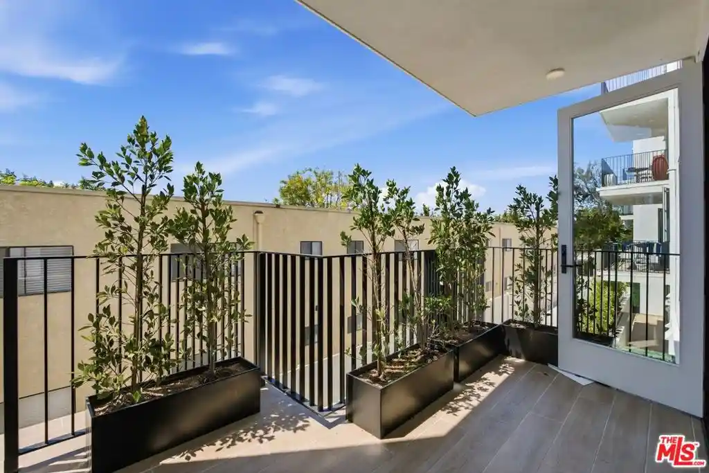 Listing Photo 55 - Condo for sale in 505 S Barrington Ave located at 505 S Barrington Ave, Los Angeles, CA 90049 - Unit #104