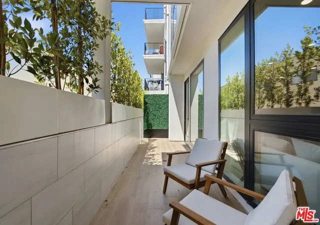 Listing Photo 5 - Condo for sale in building located at 505 S Barrington Ave, Los Angeles, CA 90049 - Unit #104