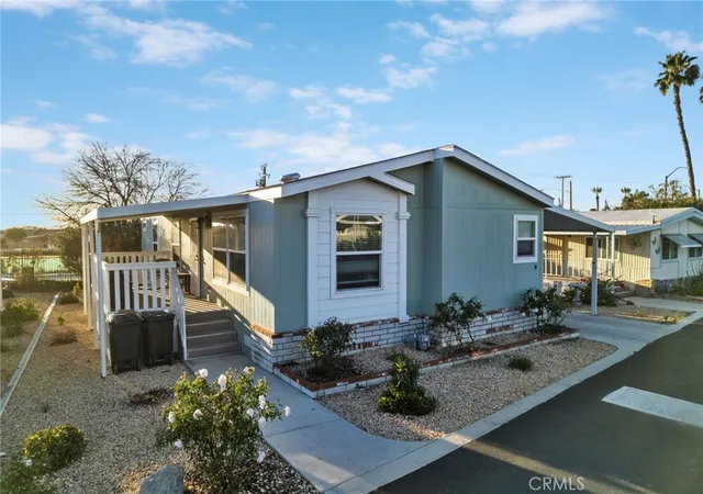 Photo 4 of Manufactured home for sale at 1536 S State St #36, Hemet, CA 92543 | MLS# SW26041373 | Listing updated on 2026-04-08