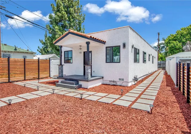 3rd image of 3416 11Th, Los Angeles, CA 90018 | MLS# SR26042300