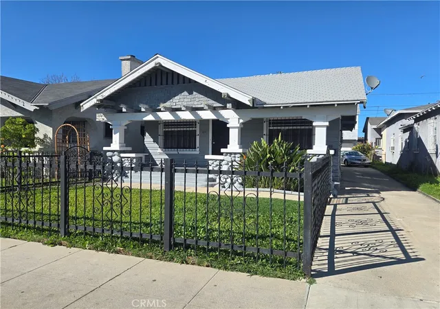 Photo 1 of Sale Pending at 555 West 43rd, Los Angeles, CA 90037 | MLS# IN26043215 | Listing updated on 2026-09-09