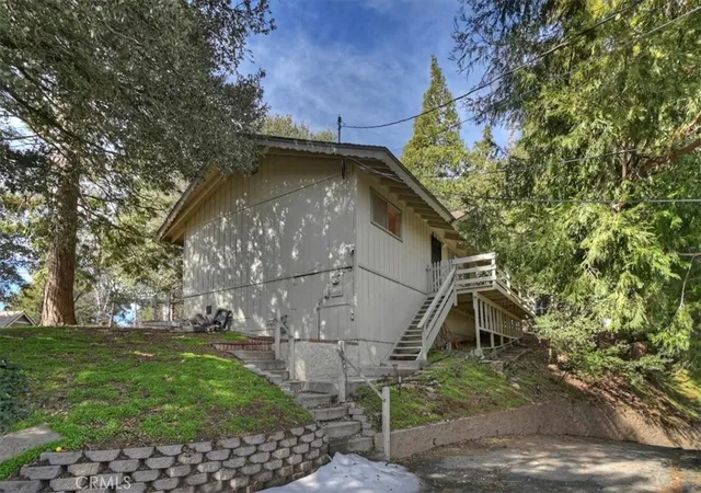 Photo 2 of Single family home for sale at 370 Weisshorn, Crestline, CA 92325 | MLS# IG26043539 | Listing updated on 2026-08-31
