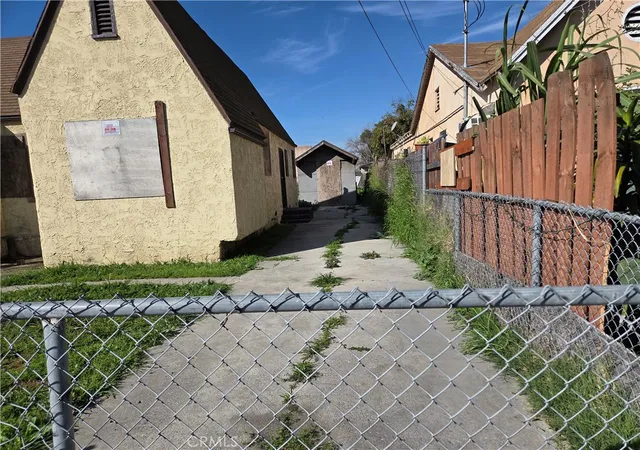 Photo 3 of Sale Pending at 11727 Alabama, Los Angeles, CA 90059 | MLS# SR26043734 | Listing updated on 2026-09-16