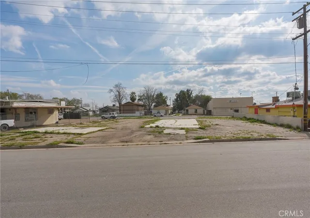 2nd image of 217 Niles Pl, Bakersfield, CA 93305 | MLS# NS26043693