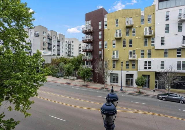 Listing Photo 2 - Condo for sale in building located at 550 15Th St, San Diego, CA 92101 - Unit #302