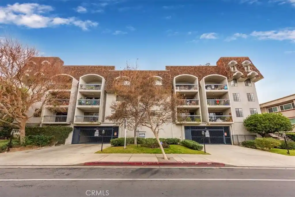 Photo 1 of Sale Pending at 5339 Lindley Unit 207, Tarzana, CA 91356 | MLS# SR26045366 | Listing updated on 2026-10-20