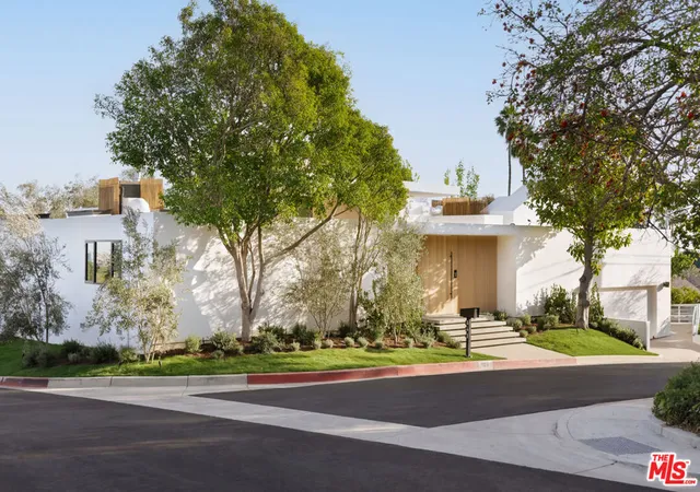 2nd image of 854 Glenmere Wy, Los Angeles, CA 90049 | MLS# 26658351