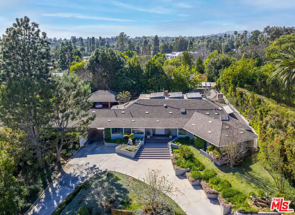 Photo 1 of Sale Pending at 917 Oxford Way, Beverly Hills, CA 90210 | MLS# 26658363 | Listing updated on 2026-10-15